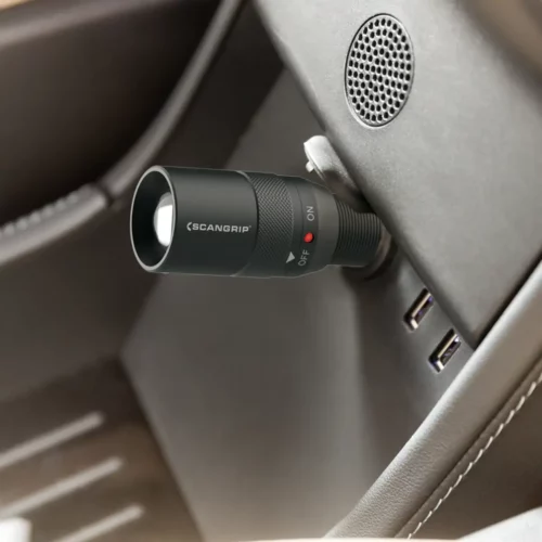 Flash 12-24V on taskukokoinen taskulamppu, jota ladataan auton tupakansytyttimestä.